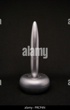 Silber pen auf schwarzem Hintergrund. Stockfoto