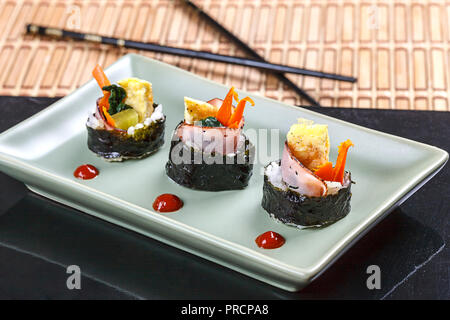 Eine Platte der Koreanisches Essen kimbab genannt. Ähnlich wie Sushi. Stockfoto