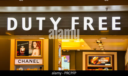 Flughafen Seattle Tacoma, WA, USA - JUNI 2018: im Terminalgebäude in Seattle Tacoma Airport über dem Eingang zum Duty Free Shop anmelden. Stockfoto