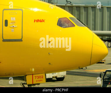 SEATTLE, WA - JUNI 2019: in der Nähe der Nase und Cockpit Fenster eines Hainan Airlines Boeing 787 Dreamliner in Seattle Tacoma Airport. Stockfoto