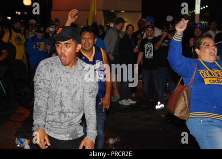 Nachtschwärmer sammeln außerhalb Oakland City Hall die Golden State Warriors-Sieg über die Cleveland Cavaliers in die NBA Finals 2018 zu feiern. Stockfoto