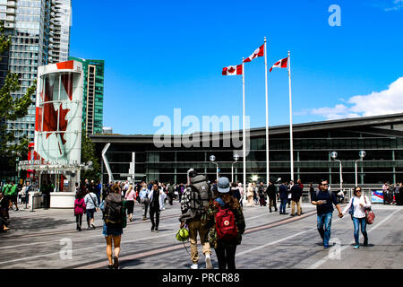 VANCOUVER, Kanada - 12. JUNI 2018: Touristen am Canada Place, Vancouver, Kanada. Der Rive Gauche in Vancouver zu sehen, während einer Tournee. Stockfoto