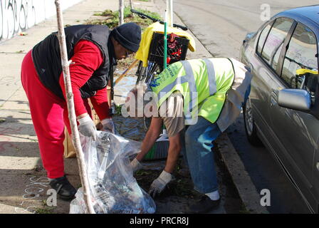 West Oakland Einwohner Cheryl Walker und Ray Kidd Reinigung der Bürgersteig auf 30th Street in der Nähe von San Pablo Avenue im Westen Oakland. Stockfoto