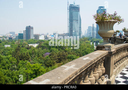 Blick auf die Stadt von oben auf das Schloss Chapultepec, Mexiko Stadt. Stockfoto