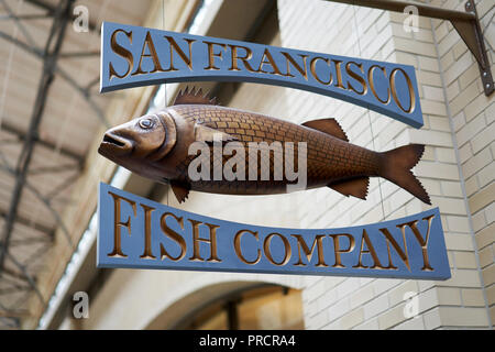 SAN FRANCISCO, Kalifornien, USA - 15. MAI 2018: Namensschild auf dem Gebäude des Fish Company San Francisco Stockfoto