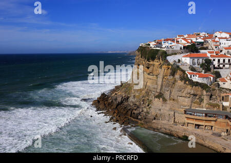 Portugal Azenhas do Mar, Colares, Sintra, nahe bei Lissabon. Dorf, gebaut auf einer Klippe mit Blick auf den Atlantik und den Strand. Stockfoto