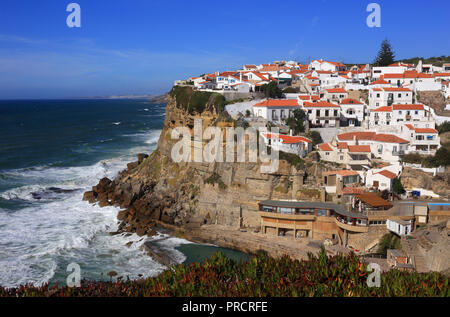 Portugal Azenhas do Mar, Colares, Sintra, nahe bei Lissabon. Dorf, gebaut auf einer Klippe mit Blick auf den Atlantik und den Strand. Stockfoto