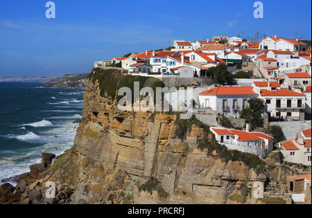 Portugal Azenhas do Mar, Colares, Sintra, nahe bei Lissabon. Dorf, gebaut auf einer Klippe mit Blick auf den Atlantik und den Strand. Stockfoto