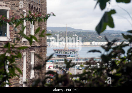 Blick auf den Fährhafen, Douglas, Isle of Man vom Fort Anne Road mit Douglas Promenade im Hintergrund auf bewölkten Tag. Stockfoto
