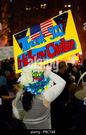 Eine Demonstrantin ein Schild mit der Aufschrift "Danke Hillary Clinton' während der Proteste in Oakland gegen die Wahl von Donald Trump am 9. November 2016. Stockfoto