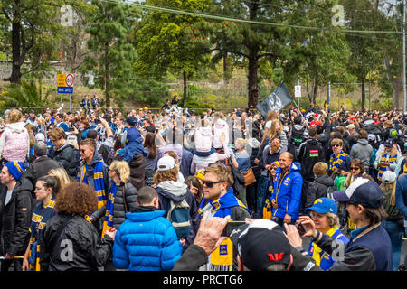 West Coast Eagles und Collingwood Fans und Unterstützer in 2018 AFL Grand Final Parade, Melbourne, Victoria, Australien. Stockfoto