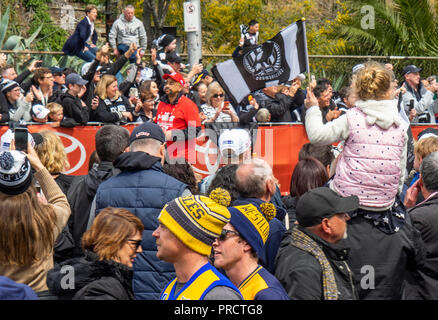 West Coast Eagles und Collingwood Fans und Unterstützer in 2018 AFL Grand Final Parade, Melbourne, Victoria, Australien. Stockfoto