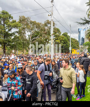 West Coast Eagles und Collingwood Fans und Unterstützer in 2018 AFL Grand Final Parade, Melbourne, Victoria, Australien. Stockfoto