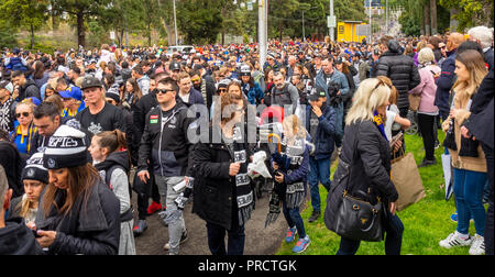 West Coast Eagles und Collingwood Fans und Unterstützer in 2018 AFL Grand Final Parade, Melbourne, Victoria, Australien. Stockfoto