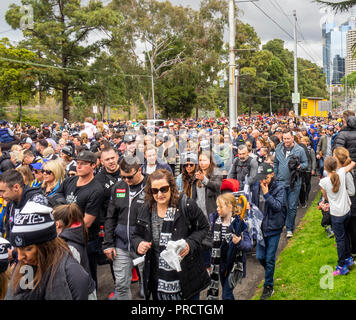 West Coast Eagles und Collingwood Fans und Unterstützer in 2018 AFL Grand Final Parade, Melbourne, Victoria, Australien. Stockfoto