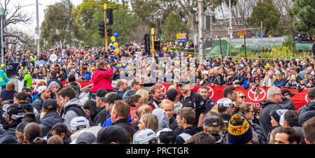 West Coast Eagles und Collingwood Fans und Unterstützer in 2018 AFL Grand Final Parade, Melbourne, Victoria, Australien. Stockfoto