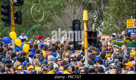 West Coast Eagles und Collingwood Fans und Unterstützer in 2018 AFL Grand Final Parade, Melbourne, Victoria, Australien. Stockfoto