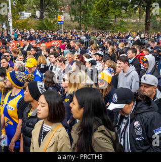 West Coast Eagles und Collingwood Fans und Unterstützer in 2018 AFL Grand Final Parade, Melbourne, Victoria, Australien. Stockfoto