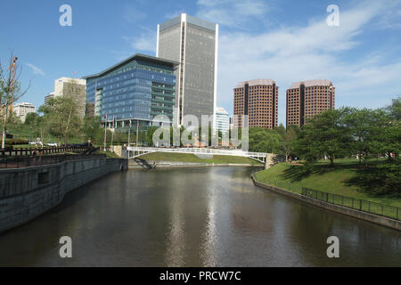 Downtown Richmond, VA, USA. Neue moderne Gebäude von Brown's Island aus gesehen. Stockfoto