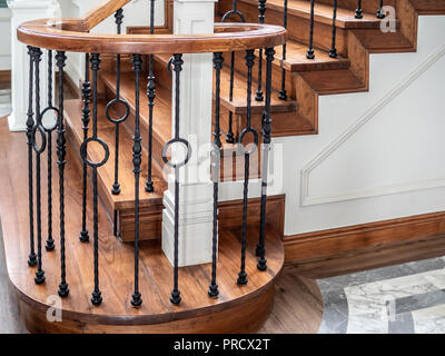 Classic vintage elegante Holztreppe mit schmiedeeisernen Geländer. Stockfoto