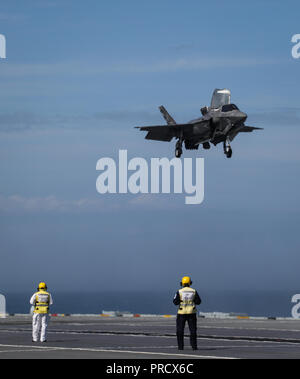 Royal Navy Cmdr. Nathan Gray, Test Pilot mit der F-35 integrierten Test Kraft am NAS Patuxent River, Maryland, landet mit seinem B F-35 Lightning II Jet an Bord der HMS Queen Elizabeth. Foto mit freundlicher Genehmigung von Royal Navy Stockfoto