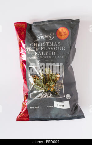 Paket von Island Luxus Weihnachtsbaum Geschmack gesalzen Hand hausgemachte Kartoffelchips auf weißem Hintergrund Stockfoto