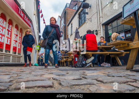 Low Angle View von Menschen saßen draußen auf Holztischen außerhalb der Pferd und Bräutigam Pub in der Market Street, Windsor, Großbritannien. Stockfoto