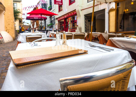 Außerhalb von Tabellen, ordentlich mit Platz Einstellungen in einem Restaurant in die Church Lane, Windsor, Großbritannien. Stockfoto