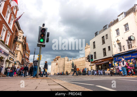 Einen Fußgängerüberweg auf der High Street in der Nähe von Windsor Castle Windsor in Großbritannien an einem bewölkten Herbst Tag. Stockfoto