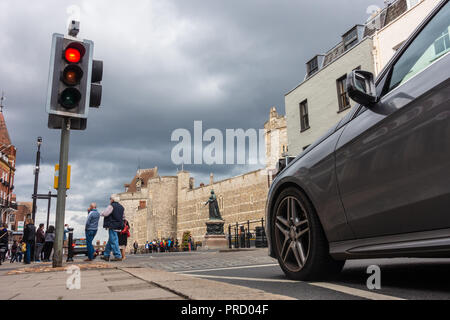 Ein Auto wartet an einer roten Ampel an einem Zebrastreifen an der High Street, Windsor in der Nähe von Windsor Castle. Stockfoto