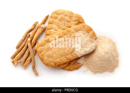 Ashwagandha cookies mit Wurzeln und Pulver von oben auf weißem Hintergrund isoliert. Stockfoto