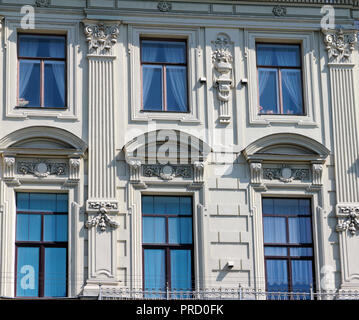 Es gibt viele architektonischen Schätzen, die auf den vielen bunten Gebäude in der Stadt St. Petersburg in Russland gefunden werden. Stockfoto