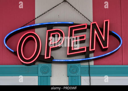 Neon 'Öffnen' Zeichen an Twistee Diner behandeln und Pink Elephant Antique Mall auf der Route 66, Livingston, Illinois, USA. Stockfoto