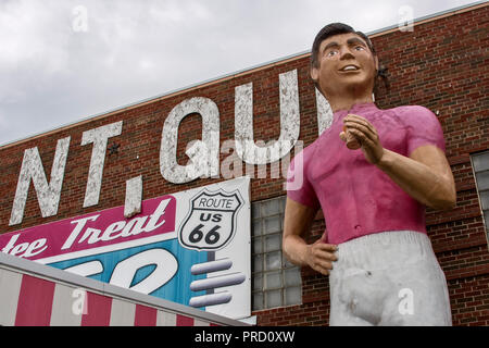 Twistee behandeln Diner und Pink Elephant Antique Mall auf der Route 66, Livingston, Illinois, USA Stockfoto