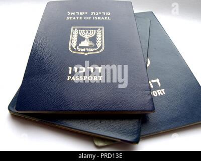 Bündel von Israelischen Pässen Stockfoto