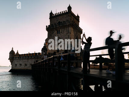 Belem, Portugal - Sept 23, 2018: Lange Belichtung mit Hintergrundbeleuchtung Touristen in Belem Turm, oder den Turm von St. Vincent, einer Festung aus dem 17. Jahrhundert in Belem Turm Stockfoto