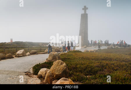 Cabo da Roca, Portugal - Sept 24, 2018: Touristen an einem nebligen Cabo da Roca, einen Umhang bildet den westlichsten Teil des kontinentalen Europa Stockfoto