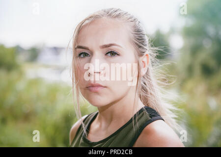 Blond sport Frau joggt in Park Stockfoto