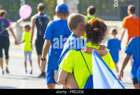 Menschen und Familien nach Hause gehen nach einem Tag voller Sport und fair play Stockfoto