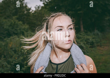 Blond sport Frau joggt in Park Stockfoto