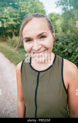 Blond sport Frau joggt in Park Stockfoto