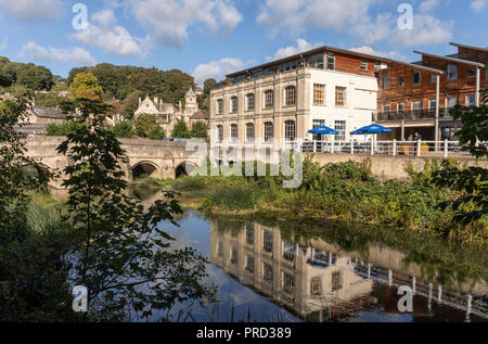 Bradford-on-Avon-Stadtbrücke und Kingston Mills mit Reflexionen im Fluss Avon, Wiltshire, England, Großbritannien Stockfoto