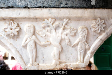 Mittelalterliche Marmor schnitzen von Adam und Eva im Garten Eden, die Abtei der Heiligen Dreifaltigkeit und St. Mustiola, Torri, Toskana Italien Europa Stockfoto