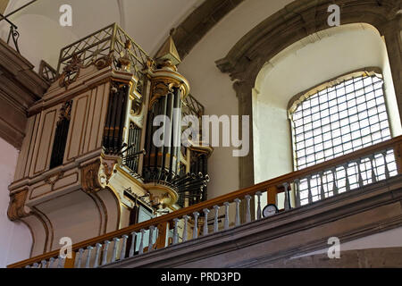 Porto, Portugal, 4. März 2015: alte Orgel von Sankt Nikolaus Kirche (Igreja de S. Nicolau do Porto) Umgebaut im achtzehnten Jahrhundert. Stockfoto