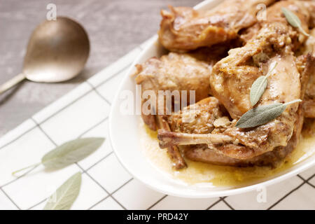 Kaninchen Eintopf in einer Sauce aus Wein und Creme mit Senf, Knoblauch, Thymian und Salbei. Stockfoto