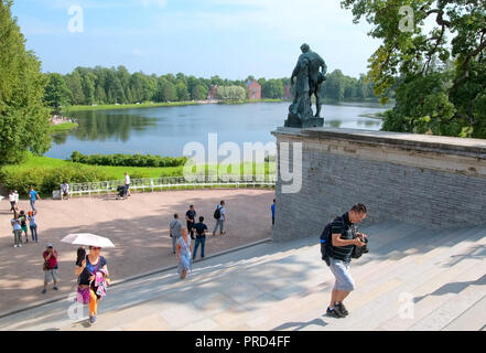 TSARSKOYE Selo, St.-Petersburg, Russland - 25. JULI 2016: Menschen Treppen von Cameron Galerie Ensemble in der Nähe von Hercules Statue. Stockfoto