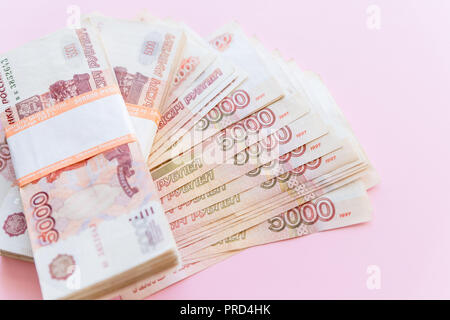 Zerstreut Rubel Banknoten, Detailansicht. Russische Rubel, 5000 Bill auf rosa Hintergrund isoliert. Geld. Russischer Rubel. Fallende Rubel, Stillleben mit finanzcharts Stockfoto