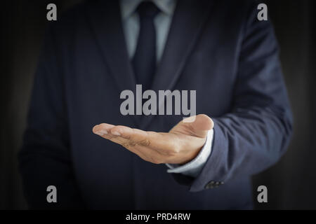 Business Mann halten Sie das Smartphone auf der Straße und Kopieren. Stockfoto