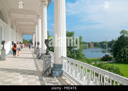 TSARSKOYE Selo, St.-Petersburg, Russland - Juli 25, 2016: Der Cameron Galerie. Die bronzebüsten der antiken Götter und Helden Stockfoto