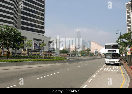 Blick auf die ARCHITEKTUR DES ZENTRALEN, MIT BUS, Kowloon, Hong Kong, China am 25. Mai 2007 Stockfoto